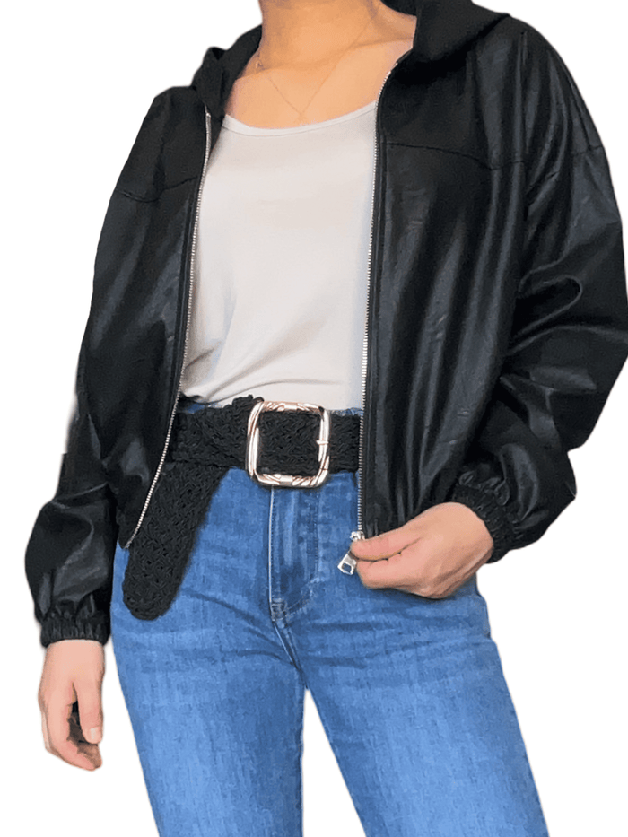 jacket noire courte en similicuir pour femme avec capuchon avec ceinture.