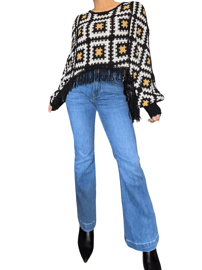Chandail bohème en crochet à motifs des carreaux pour femme avec bottillons.