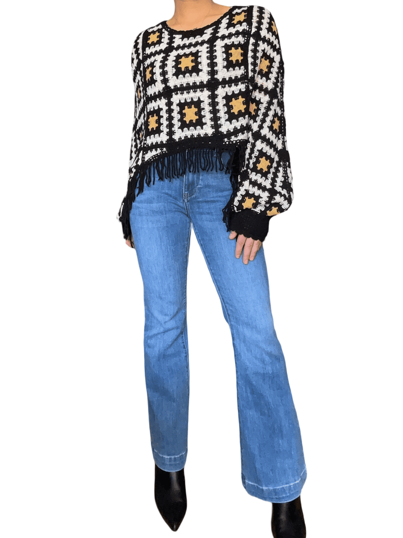 Chandail bohème en crochet à motifs des carreaux pour femme avec jeans.