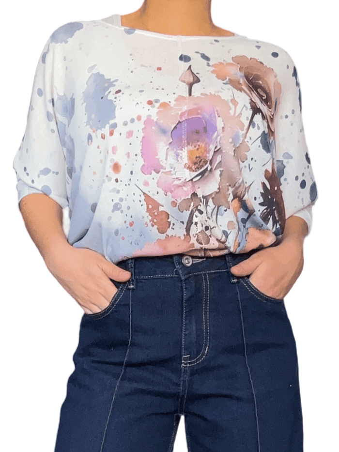 Chandail blanc crème avec imprimé abstrait et fleurs pour femme.