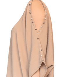Blouse camel à ouverture sur l'épaule pour femme.