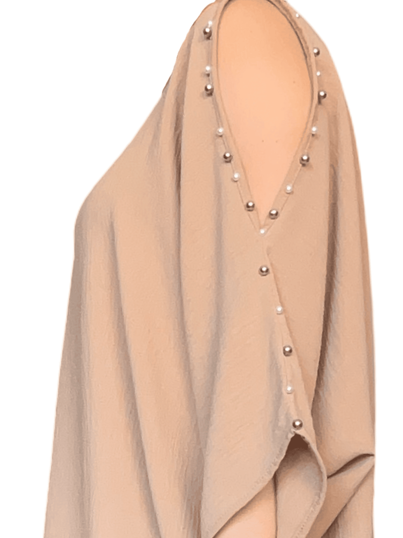 Blouse camel à ouverture sur l'épaule pour femme.