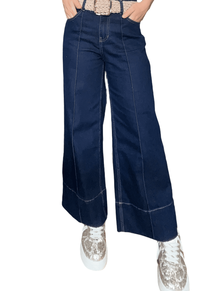 Jeans large raccourci bleu foncé pour femme avec ceinture.
