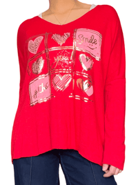 Chandail rouge avec imprimé de cœurs pour femme.