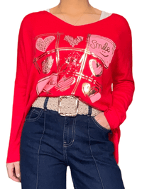 Chandail rouge avec imprimé de cœurs pour femme avec ceinture.
