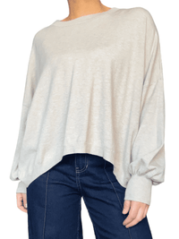 Chandail beige uni à manche longue pour femme.
