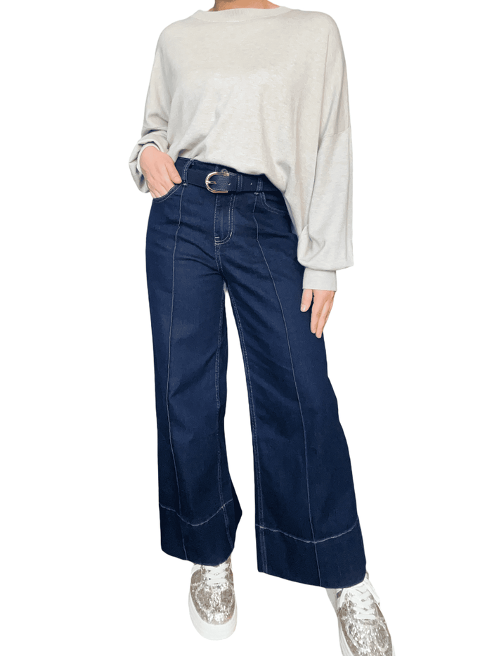 Jeans large raccourci bleu foncé pour femme avec chandail.