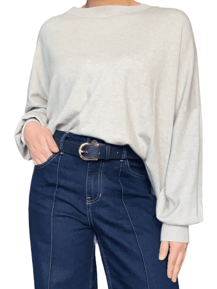 Chandail beige uni à manche longue pour femme avec ceinture.