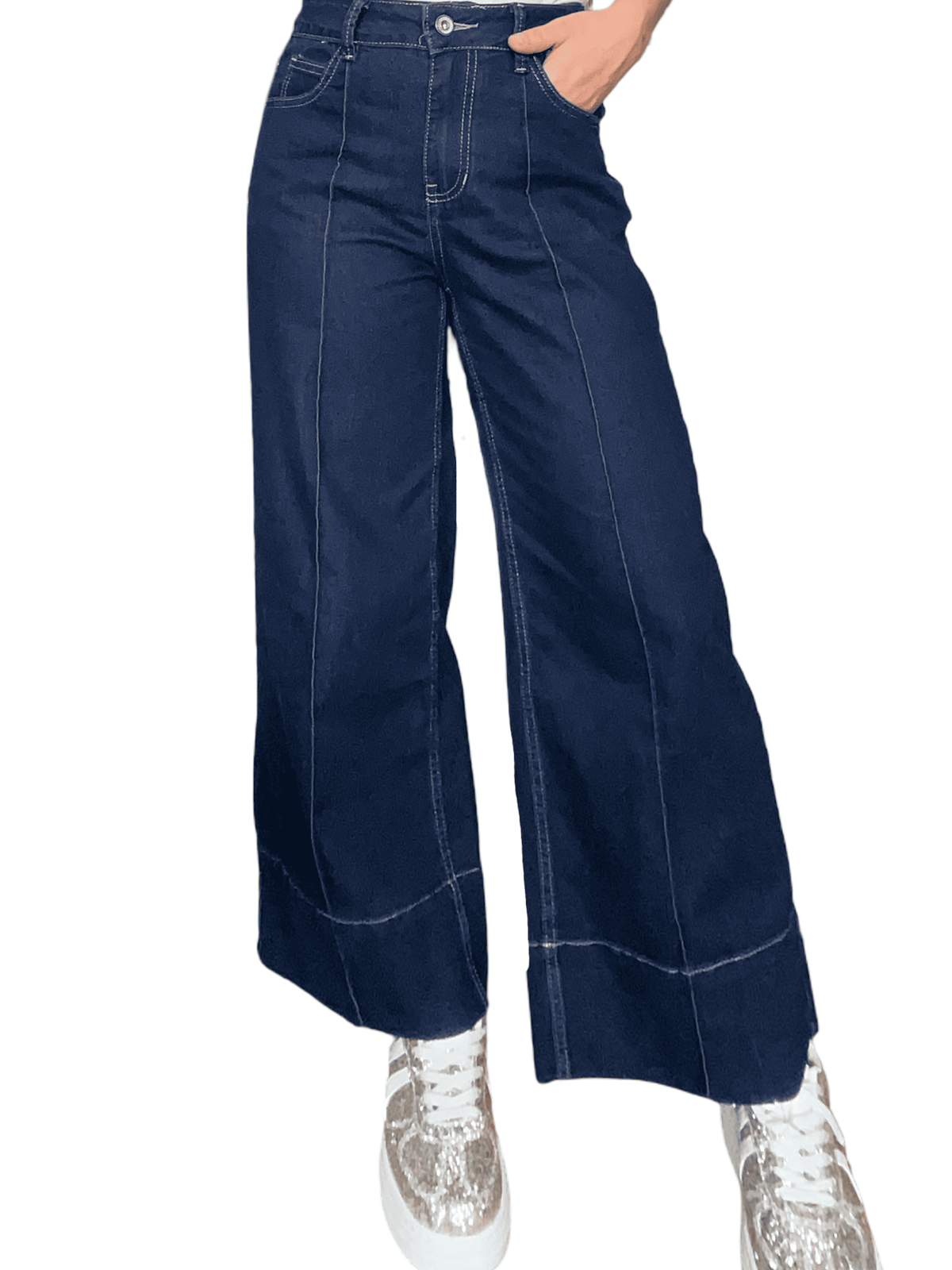 Jeans large raccourci bleu foncé pour femme avec sneakers.