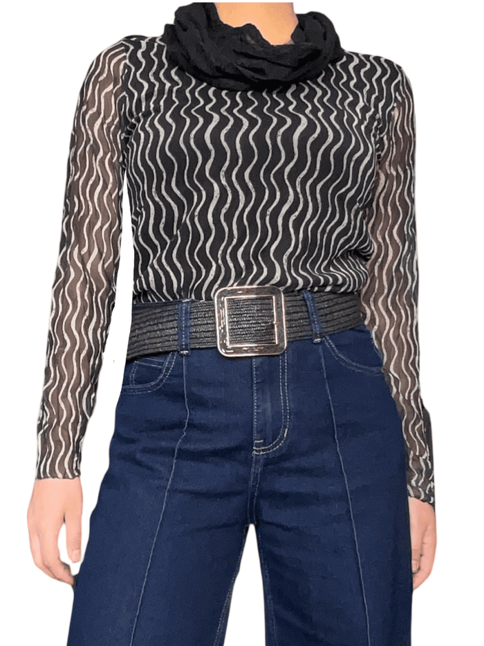 Chandail en mailles noir et beige pour femme avec foulard et ceinture.