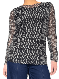 Chandail en mailles noir et beige pour femme.