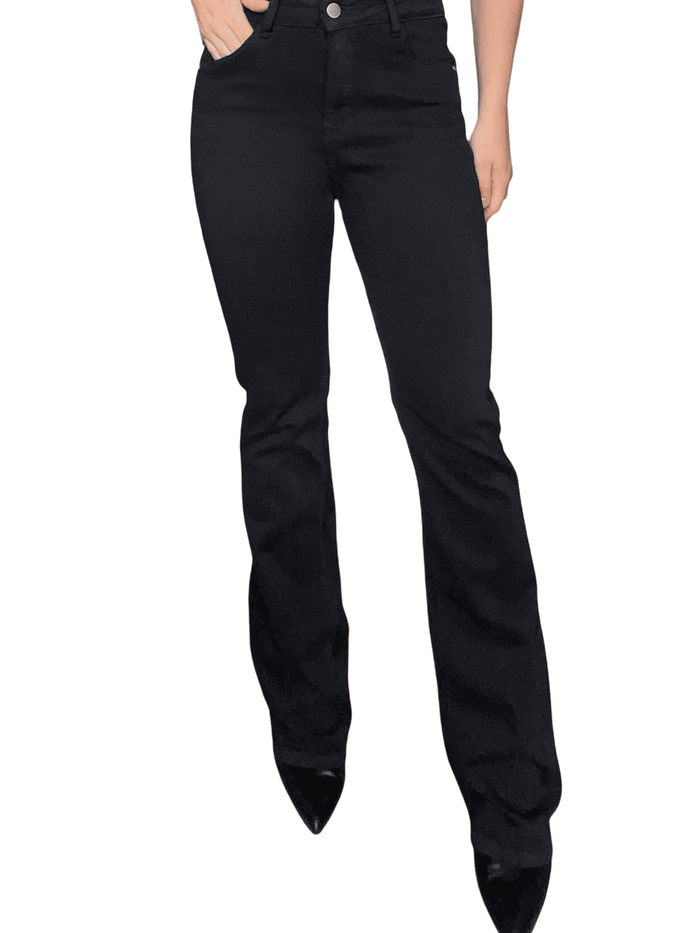 Jeans flare noir uni pour femme avec bottillons.