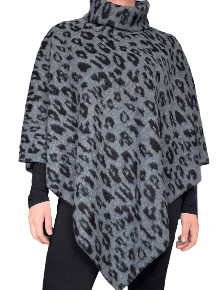 Chandail poncho gris avec imprimé animal pour femme avec chandail en dessous.