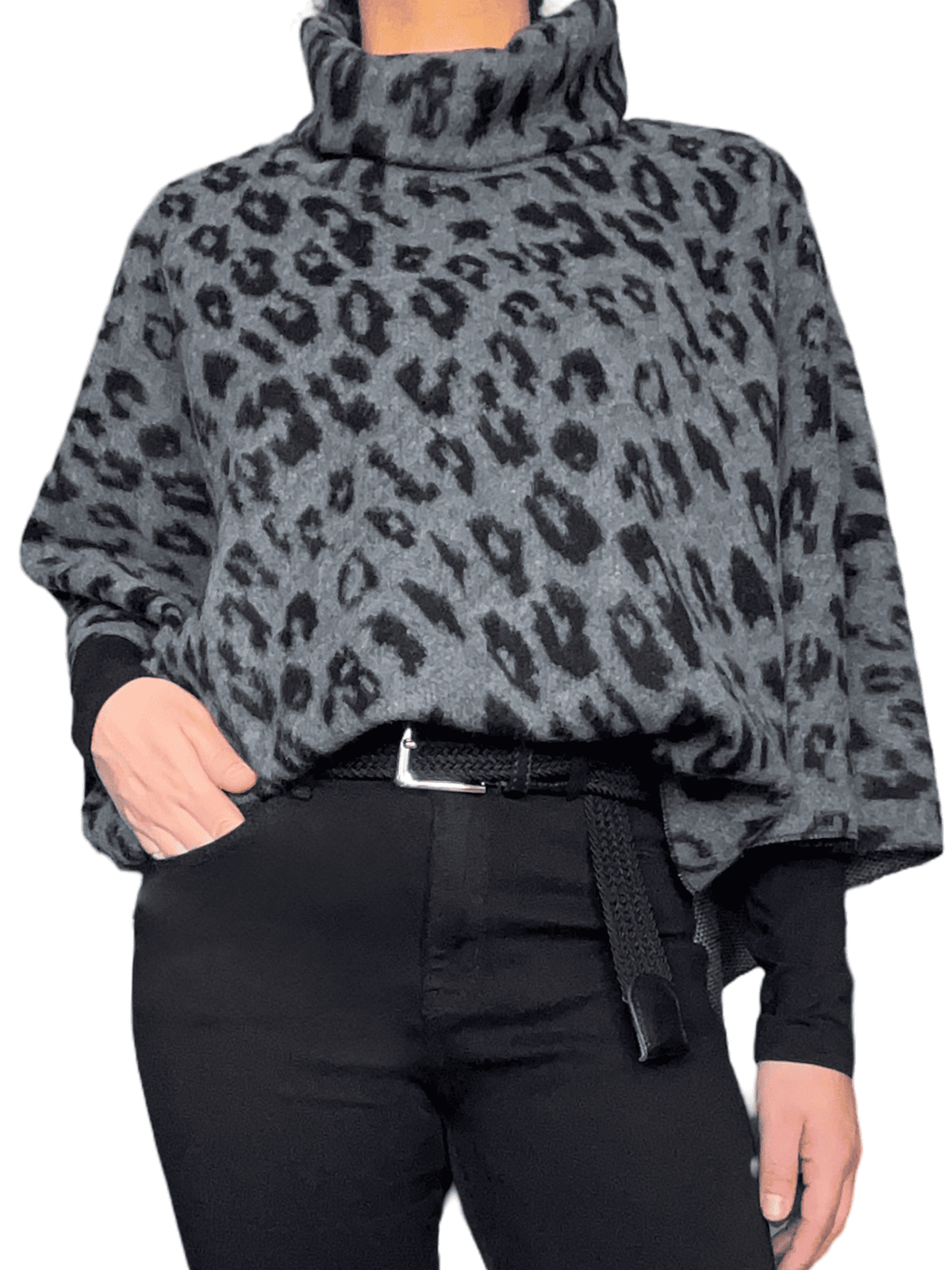 Chandail poncho gris avec imprimé animal pour femme avec ceinture.