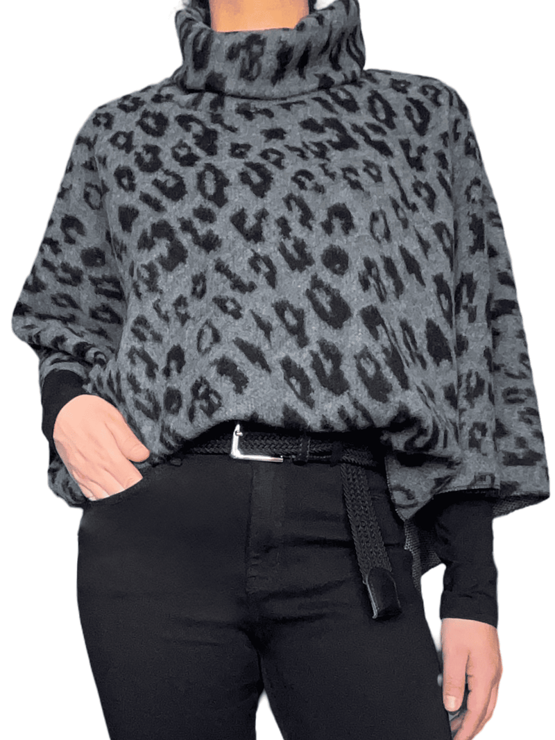 Chandail poncho gris avec imprimé animal pour femme avec ceinture.