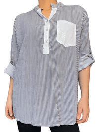 Blouse blanche rayée noire pour femme.
