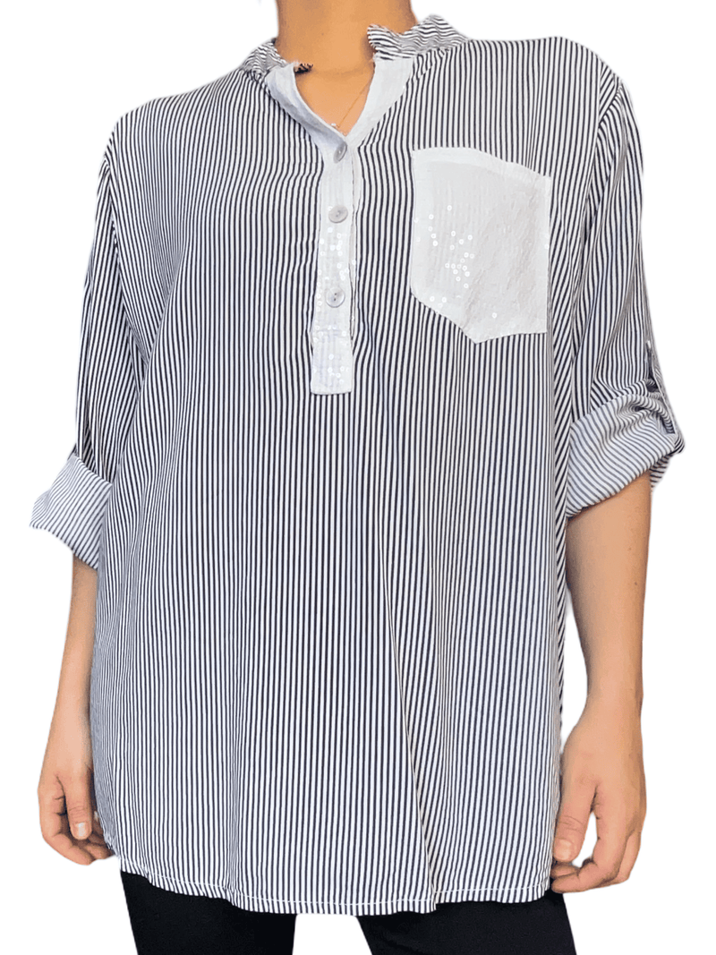 Blouse blanche rayée noire pour femme.