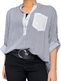 Blouse blanche rayée noire pour femme avec ceinture.