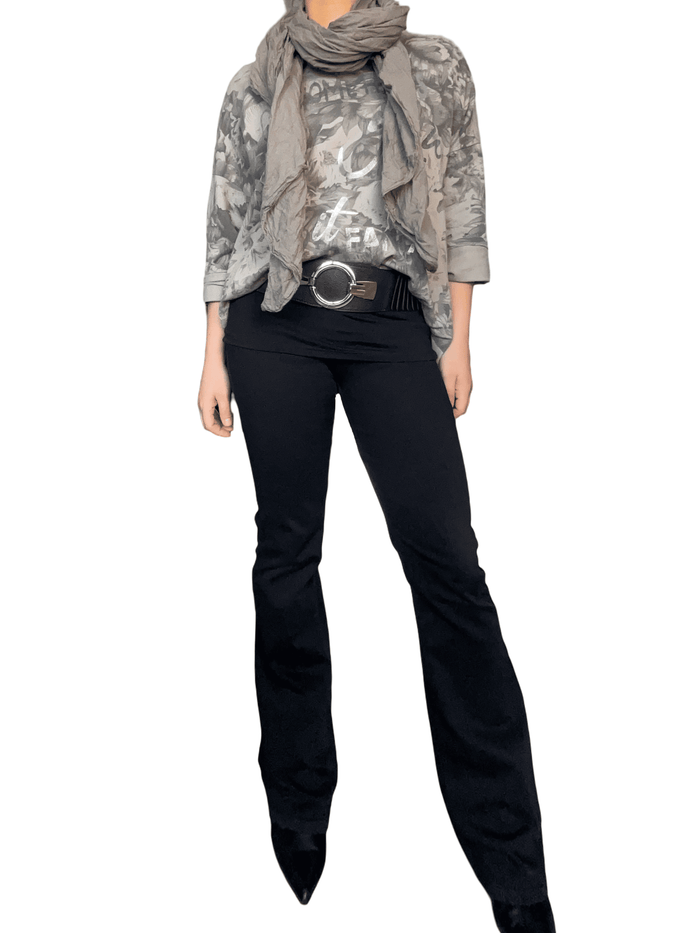 Chandail moka avec imprimé floral pour femme avec pantalon et bottillons. 