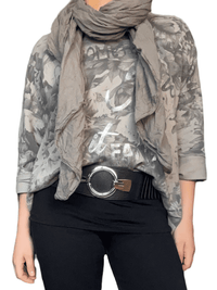 Chandail moka avec imprimé floral pour femme avec foulard et ceinture.