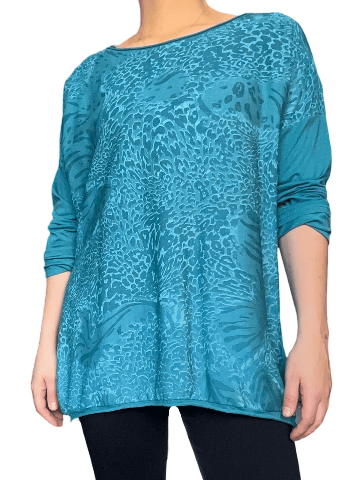 Chandail turquoise avec imprimé animal pour femme.