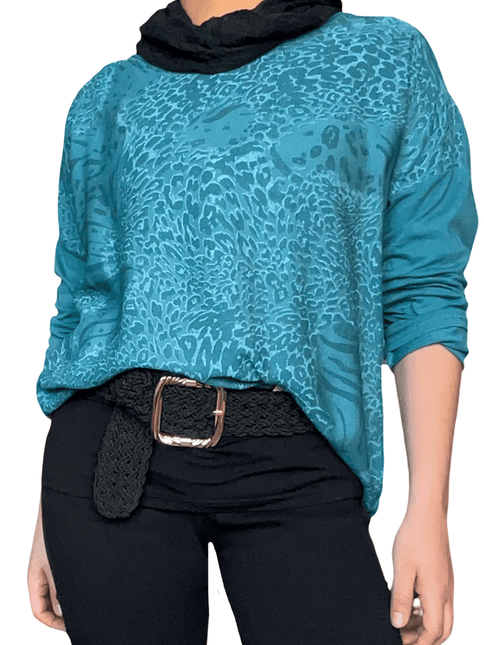 Chandail turquoise avec imprimé animal pour femme avec foulard et ceinture.