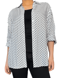 Chemise blanche à motifs de pois noirs pour femme avec camisole noire.