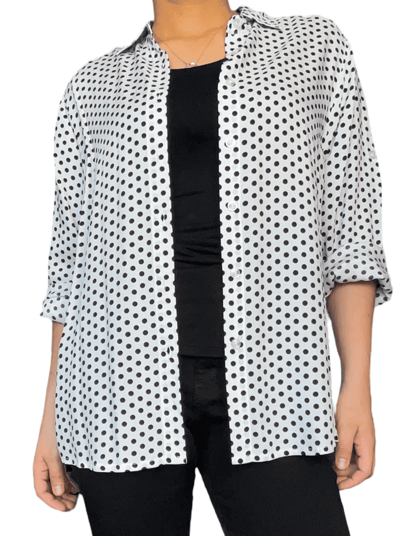 Chemise blanche à motifs de pois noirs pour femme avec camisole noire.