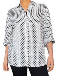 Chemise blanche à motifs de pois noirs pour femme.