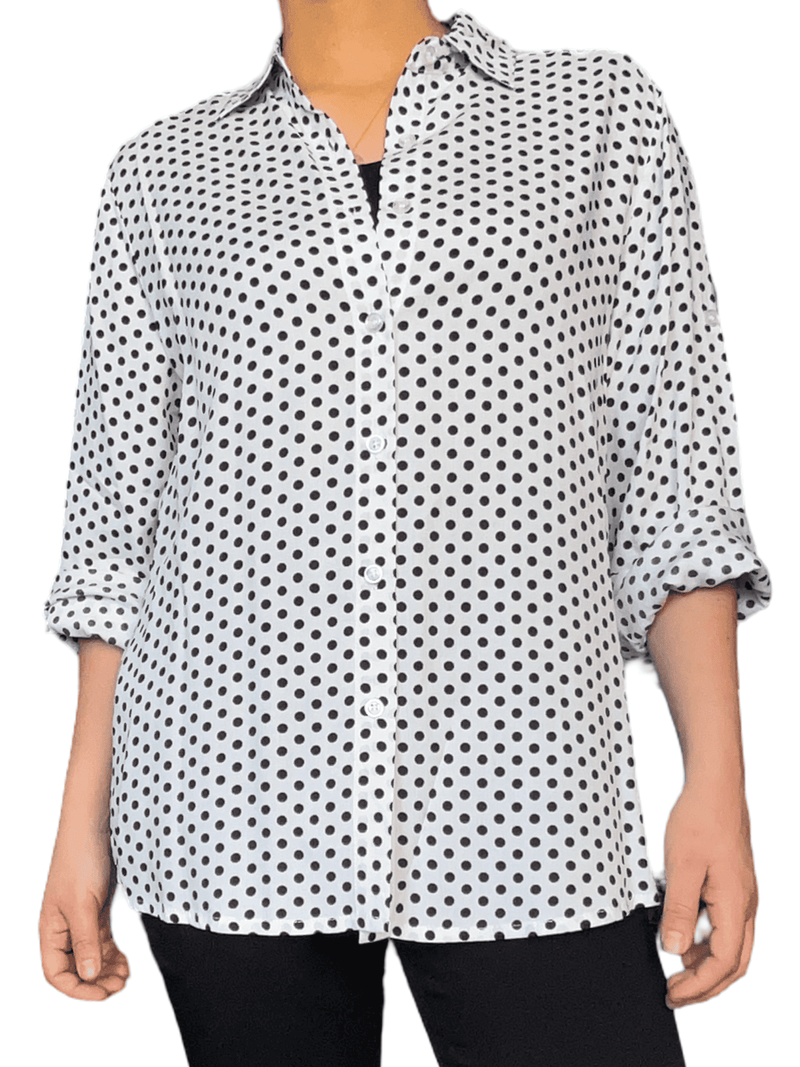 Chemise blanche à motifs de pois noirs pour femme.