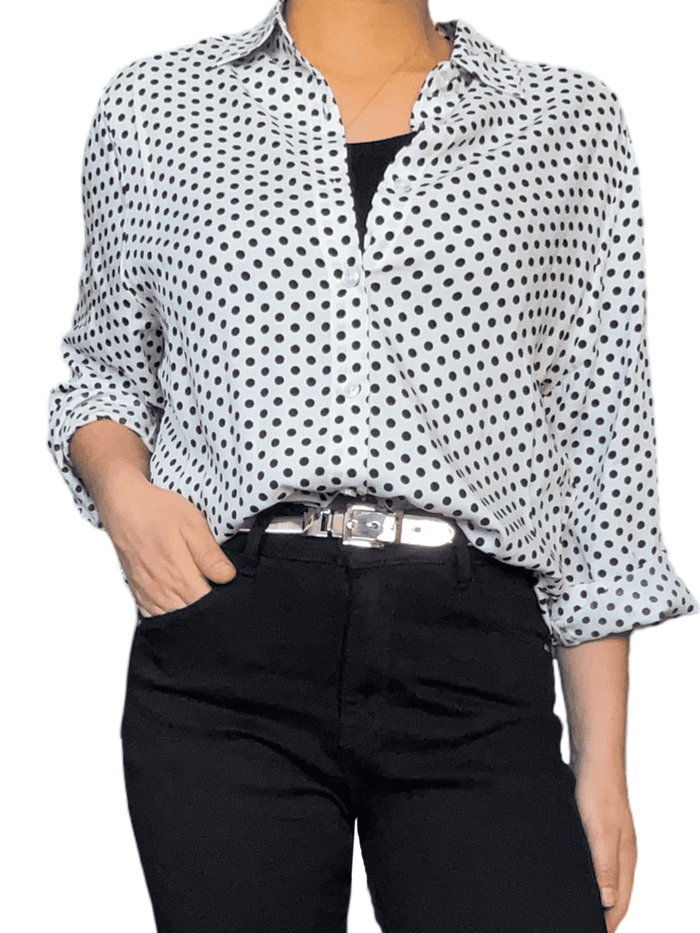 Chemise blanche à motifs de pois noirs pour femme avec ceinture.
