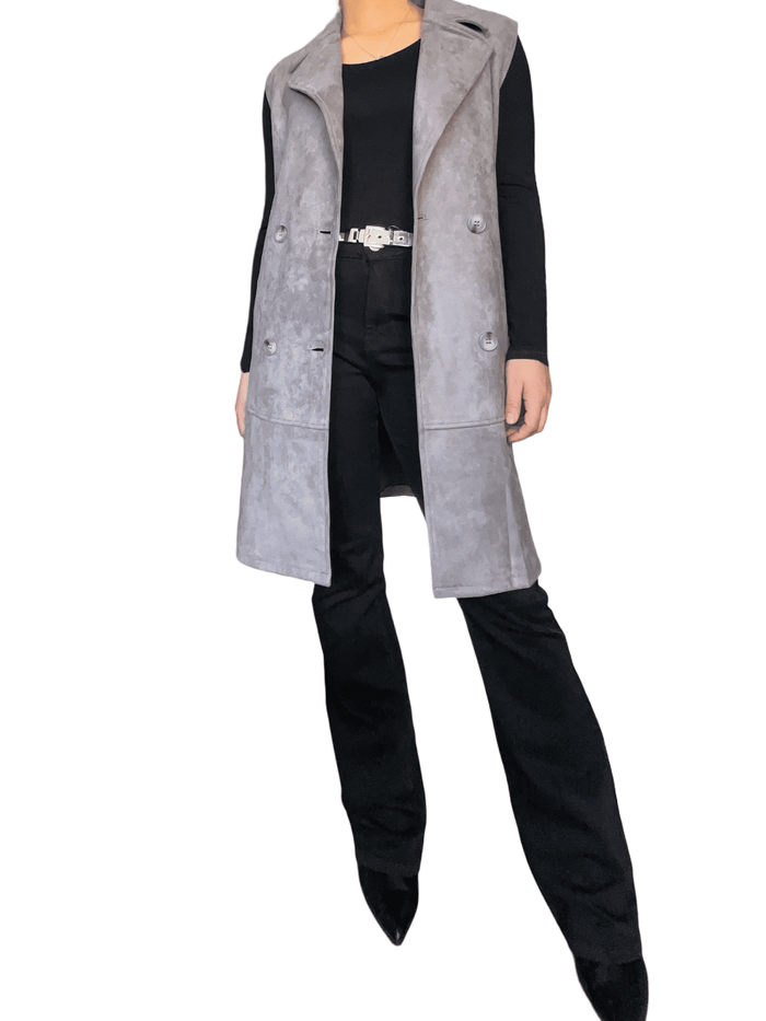 Veste trench gris sans manche pour femme avec pantalon noir.