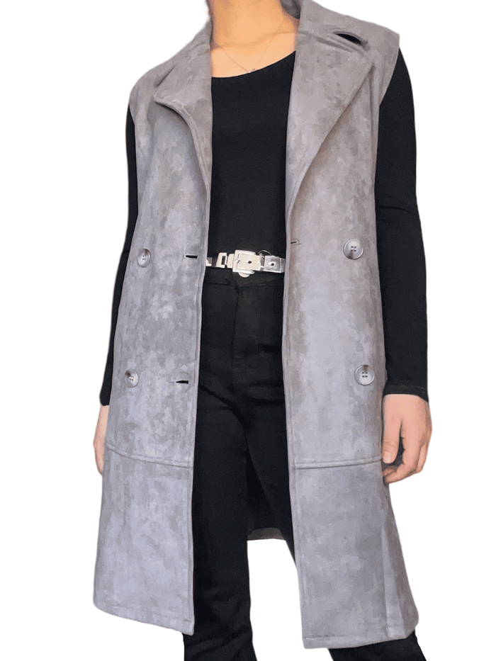 Veste trench gris sans manche pour femme avec ceinture et chandail noir.