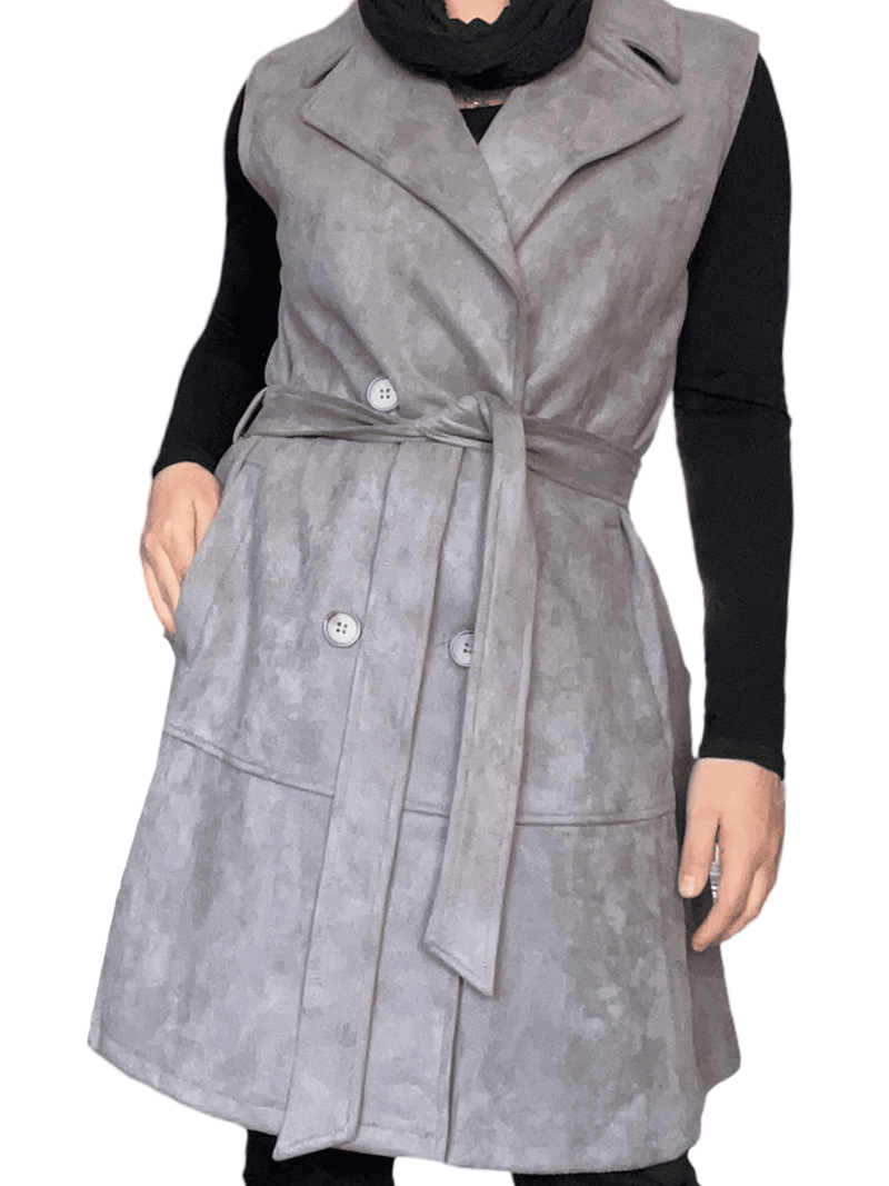 Veste trench gris sans manche pour femme avec foulard noir mince.