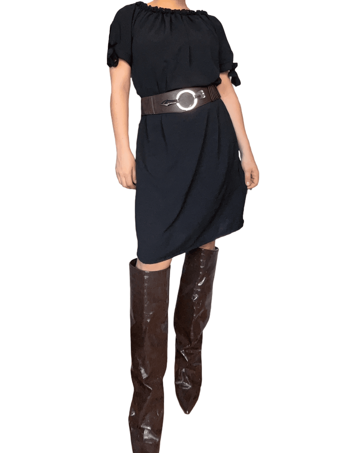 Robe noire avec lacets sur les manches pour femme avec bottes.