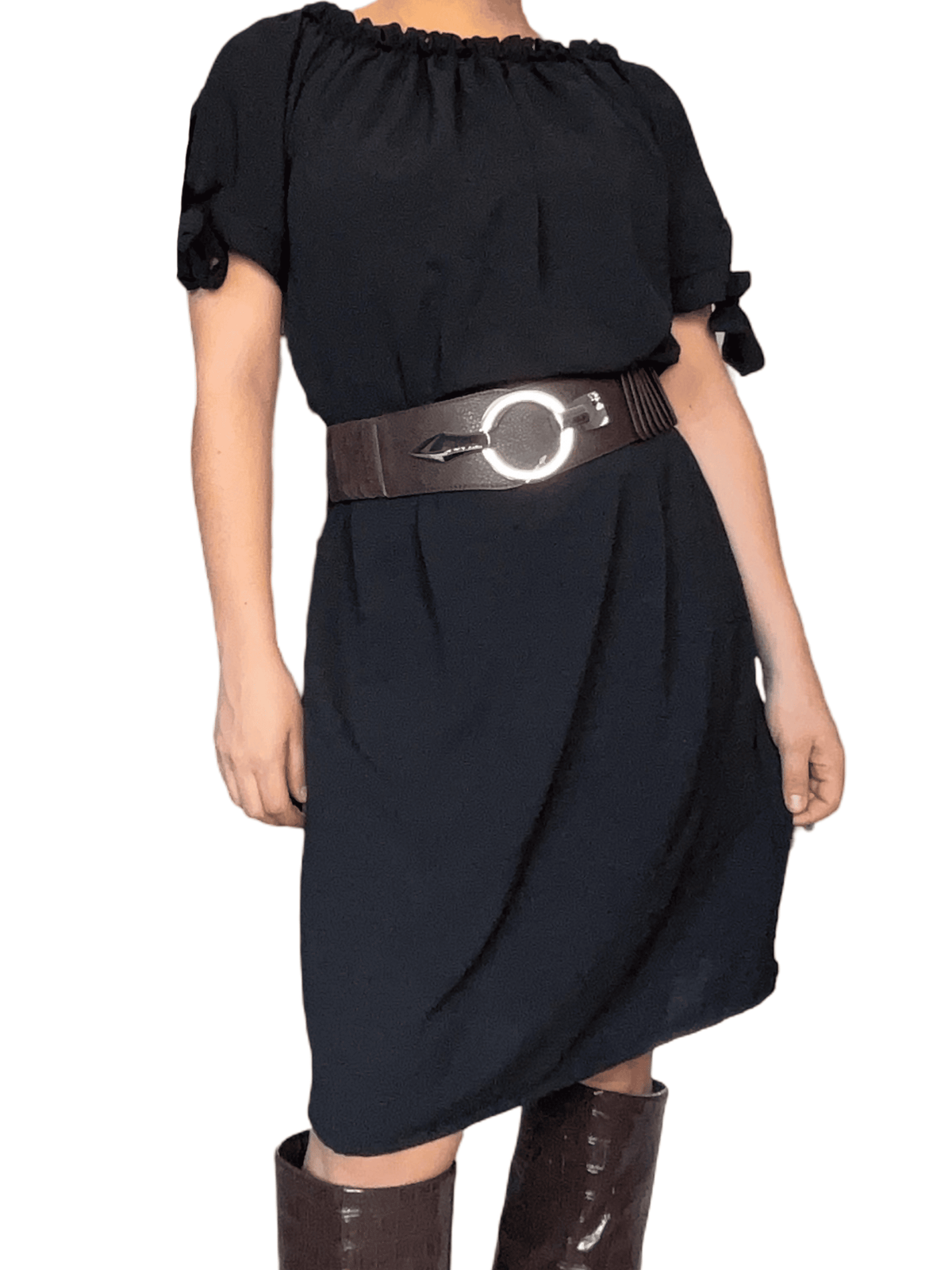 Robe noire avec lacets sur les manches pour femme avec ceinture.