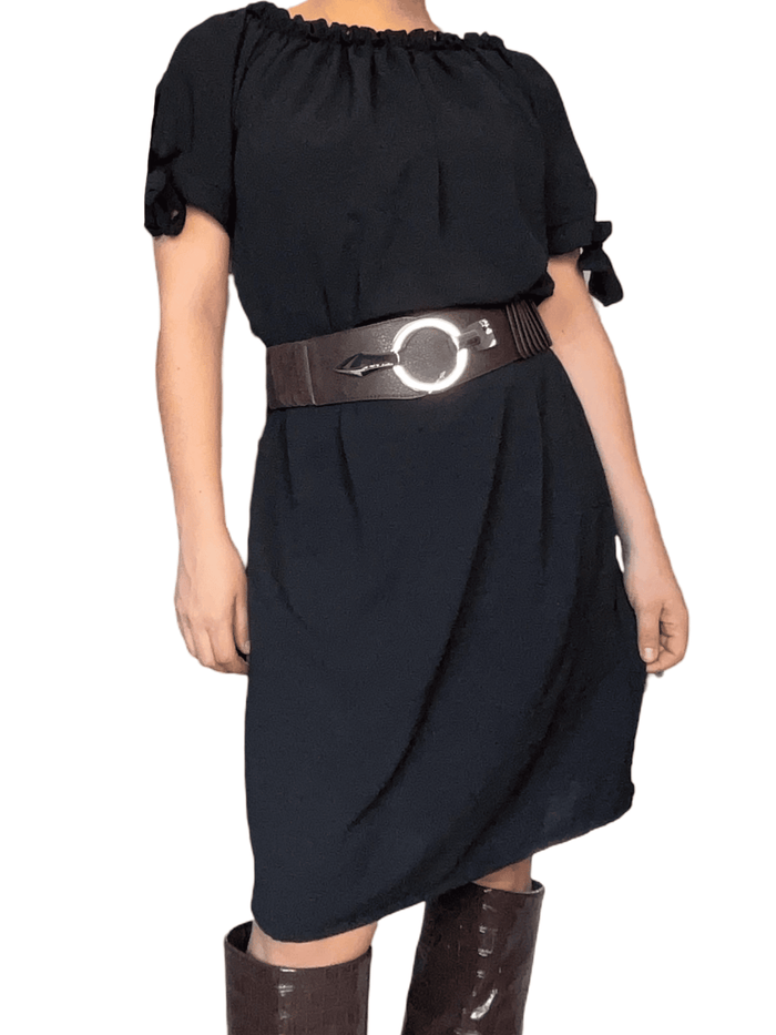 Robe noire avec lacets sur les manches pour femme avec ceinture.