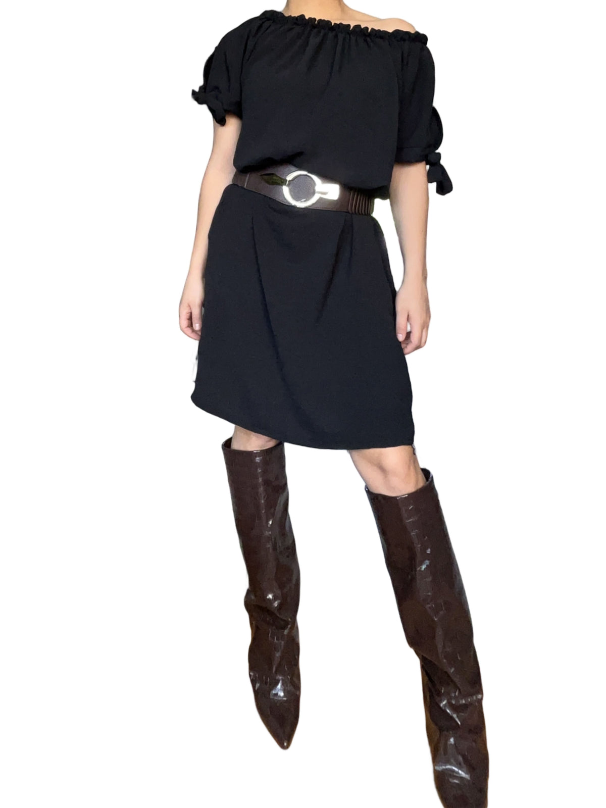 Robe noire avec lacets sur les manches pour femme avec ceinture.