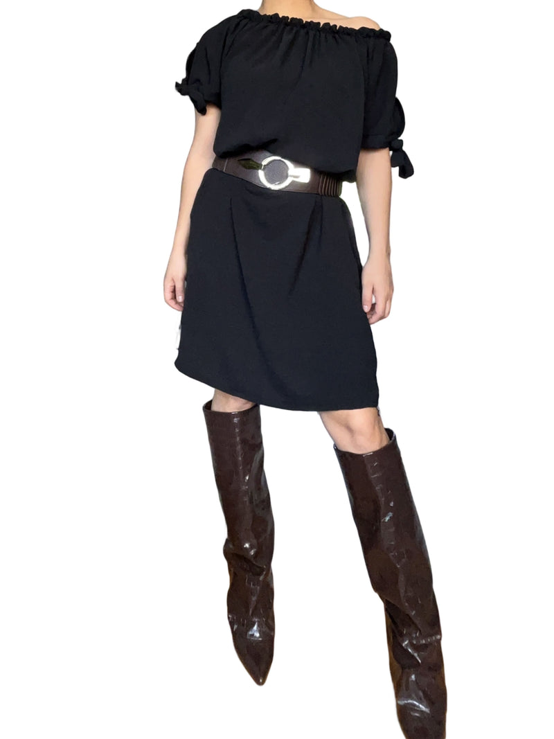 Robe noire avec lacets sur les manches pour femme avec ceinture.