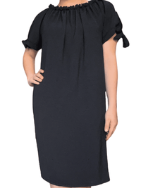 Robe noire avec lacets sur les manches pour femme.