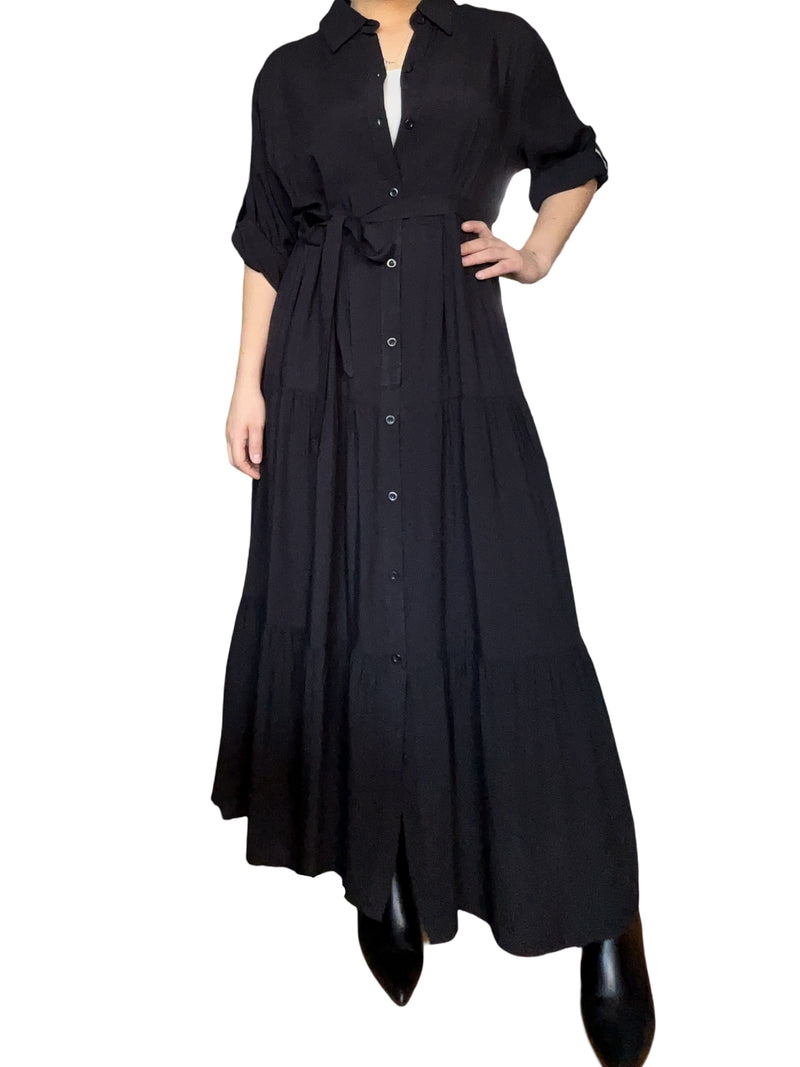 Robe longue noire pour femme avec bottillons.