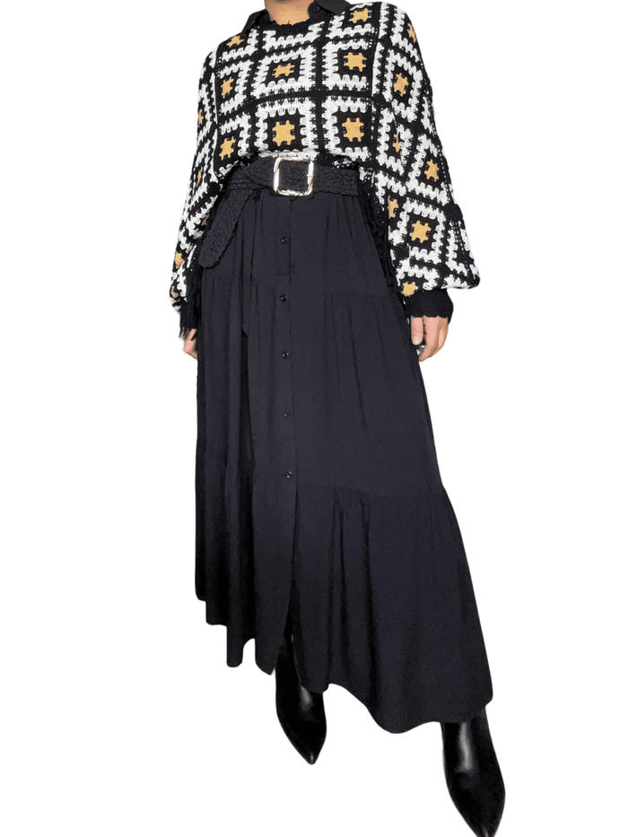 Robe longue noire pour femme avec chandail et ceinture.