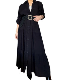 Robe longue noire pour femme avec ceinture noire tressée et bottillons.
