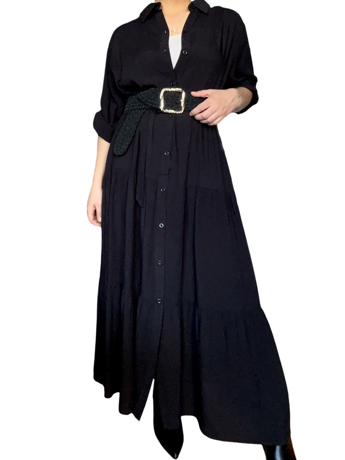 Robe longue noire pour femme avec ceinture noire tressée et bottillons.