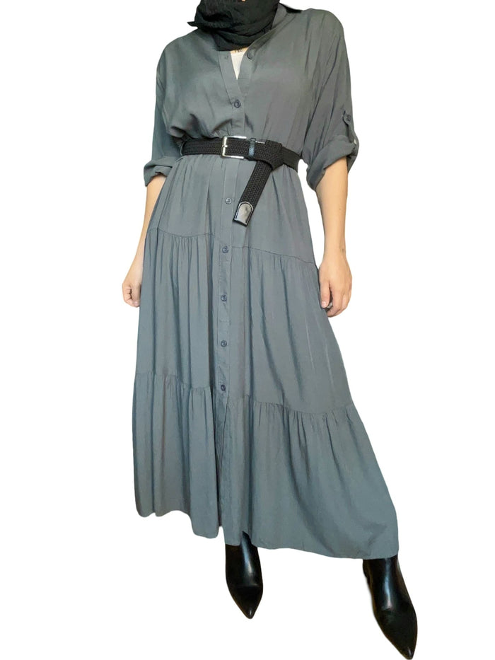 Robe longue kaki pour femme avec foulard mince, ceinture et bottillons.