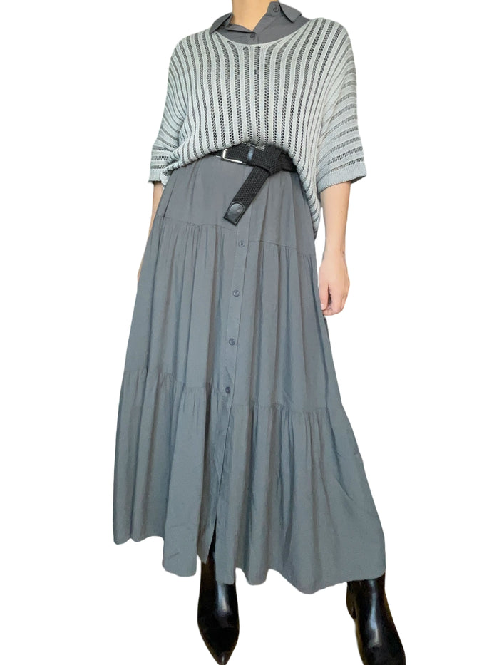 Robe longue kaki pour femme avec chandail et ceinture.