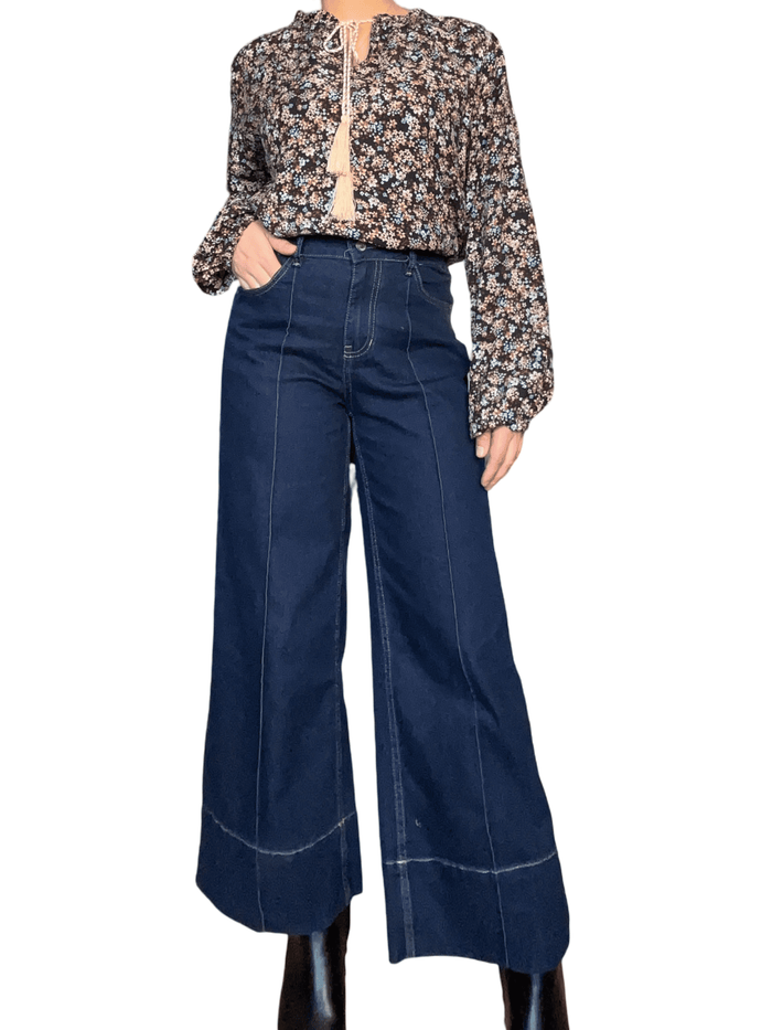 Blouse noire à motifs floraux marron & bleus pour femme avec jeans et bottillons.