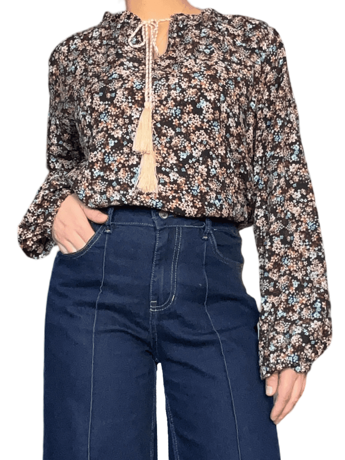 Blouse noire à motifs floraux marron & bleus pour femme avec jeans.