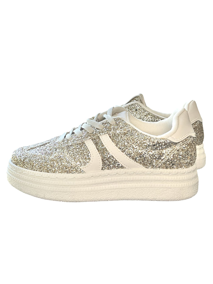 Sneaker beige à paillettes pour femme.