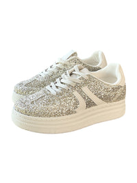 Sneaker beige à paillettes pour femme.
